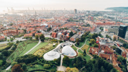 Dronefoto af Botanisk Have og væksthuset i Aarhus, taget af Kasper Hornbæk – en grøn oase midt i byen.