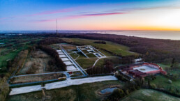 Dronebillede af Moesgaard Museum og området omkring, i solopgang – taget af Kasper Hornbæk.