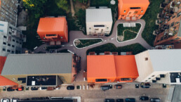 Luftfoto af moderne boligbyggeri med farverige tage i Aarhus, taget af Kasper Hornbæk – urbant design og arkitektur.