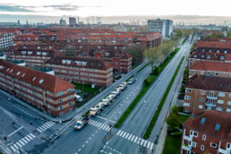 Dronefoto af konvoj med boreudstyr fra Innargi på vej gennem boligområde i Aarhus ved daggry.