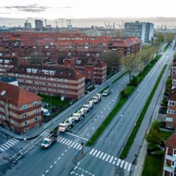 Dronefoto af konvoj med boreudstyr fra Innargi på vej gennem boligområde i Aarhus ved daggry.