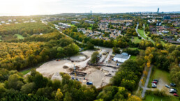 Geotermisk boreplads fra Innargi set fra luften i Skejby, placeret mellem skovområde og by.