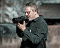 Kasper Hornbæk i aktion med sit kamera under en professionel fotosession – fotograf med fokus på visuel storytelling og branding.