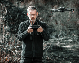 Kasper Hornbæk styrer professionel drone med præcision under udendørs optagelse – specialist i dronefoto og luftvideo i høj kvalitet.