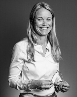 Professionelt portræt af kvindelig optiker – personlig branding og kundetillid.