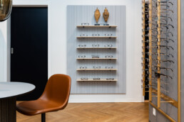 Elegant brilleudstilling i optikerbutik – skandinavisk design og kvalitet.
