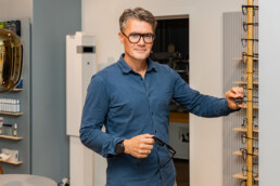 Kundeudvælgelse af briller – personlig rådgivning hos optiker.