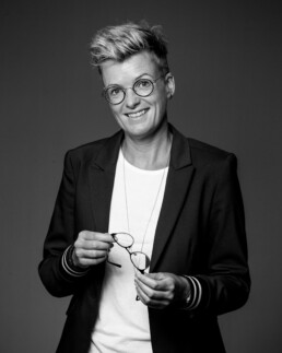 Portrætfoto af optiker med briller – professionel branding for optikbutik.