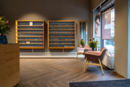 Moderne optikerbutik med brilleudstilling – stilrent butiksmiljø og kundeoplevelse.