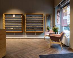 Moderne optikerbutik med brilleudstilling – stilrent butiksmiljø og kundeoplevelse.