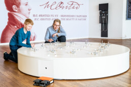 To børn eksperimenterer med en interaktiv installation om elektromagnetisme ved H.C. Ørsted-udstillingen på Science Museerne i Aarhus.