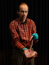 Mand viser en moderkage frem som del af en naturvidenskabelig udstilling på Science Museerne i Aarhus.
