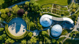 Luftfoto direkte oppefra over væksthusene i Botanisk Have, der er en del af Science Museerne i Aarhus.