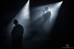 Silhuet af Saveus i dramatisk scenelys under koncert på Smukfest. Foto: Kasper Hornbæk.