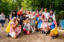 Gruppe af glade festivalgæster i sjove kostumer poserer muntert på Smukfest. Stemningsfoto af Kasper Hornbæk.