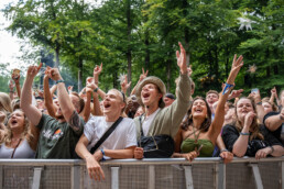 Jublende publikum foran scenen på Smukfest – ægte koncertstemning i skovens rammer. Foto: Kasper Hornbæk.