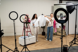 Content creators i fotostudie fremviser mode til SoMe og e-commerce.