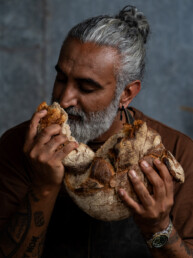 Portræt af passioneret bager med surdejsbrød – food branding og storytelling-fotografi.