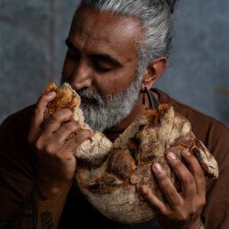 Portræt af passioneret bager med surdejsbrød – food branding og storytelling-fotografi.