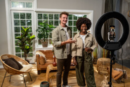 To content creators filmer lifestyle-video i hjemligt studie – SoMe content og influencer marketing.