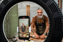 Kok laver content til sociale medier i food studio – madvideo og brand storytelling.