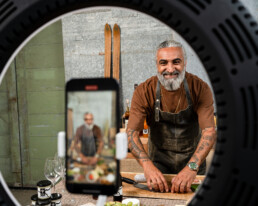 Kok laver content til sociale medier i food studio – madvideo og brand storytelling.