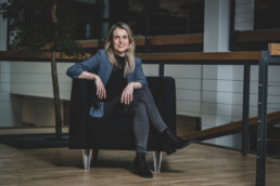 Portræt af kvindelig medarbejder i moderne kontorinteriør – stilfuldt erhvervsfoto til hjemmeside og PR