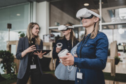 Kvinder i tech-branche med VR-briller under præsentation – brandingbillede til digitale løsninger og teknologi