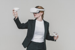 Stilrent studieportræt af kvinde med VR-briller og controllere – visuelt indhold til tech og virtual reality branding