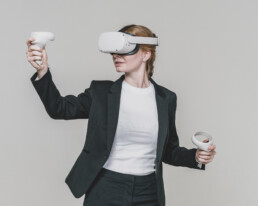 Stilrent studieportræt af kvinde med VR-briller og controllere – visuelt indhold til tech og virtual reality branding